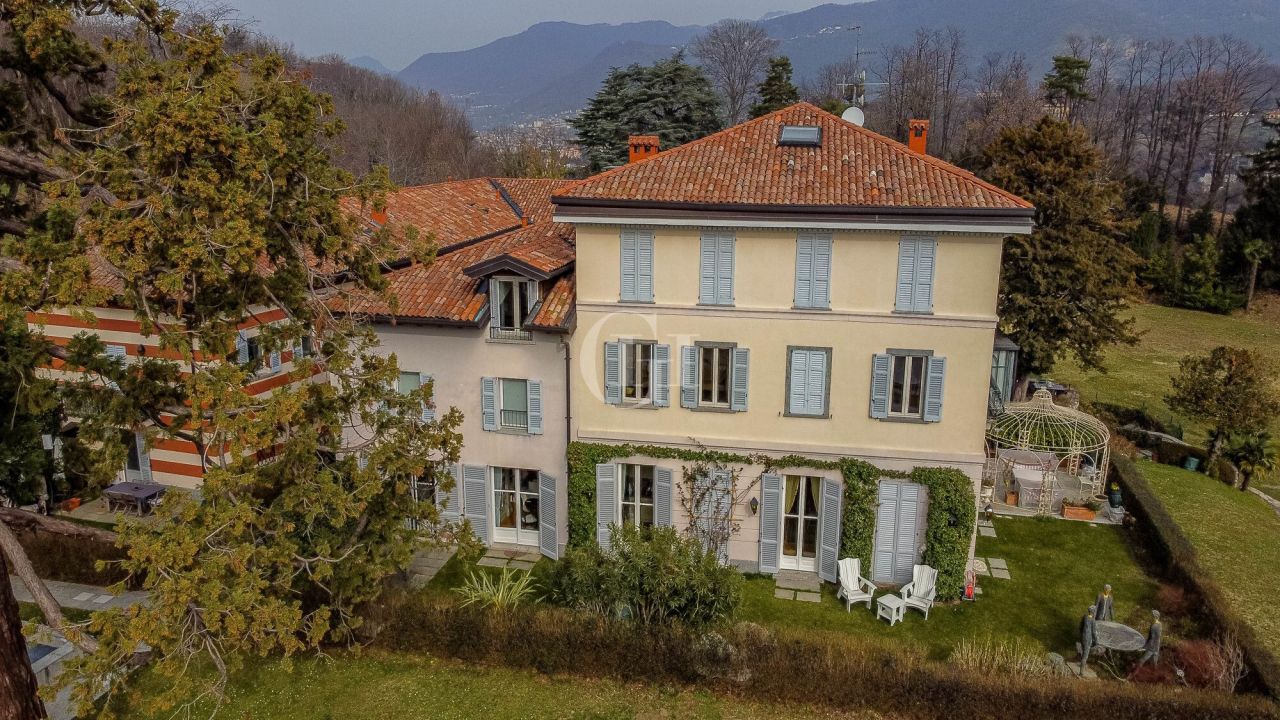 Apartamento por Lago de Como, Italia, 230 m² - imagen 1