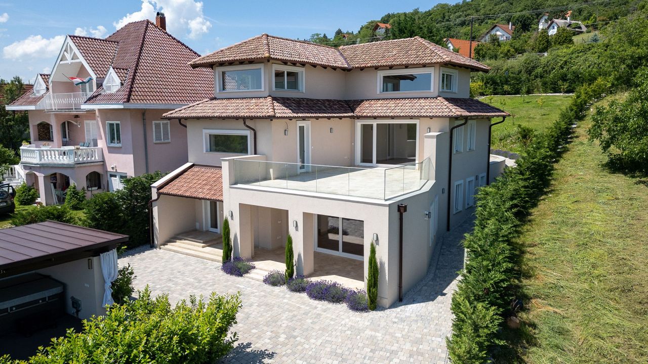 House on Balaton, Hungary, 280 m² - picture 1