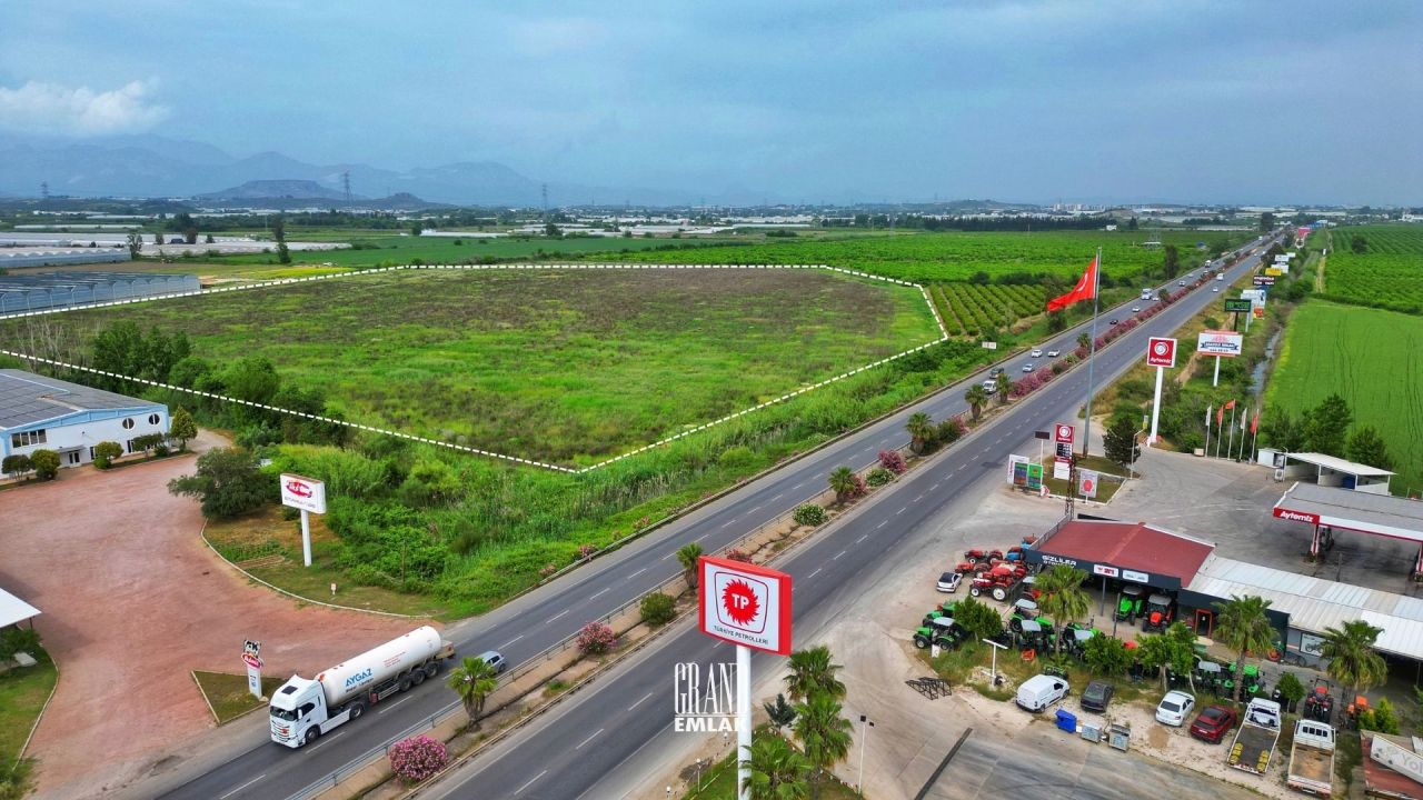 Terrain à Antalya, Turquie, 135 000 m² - image 1