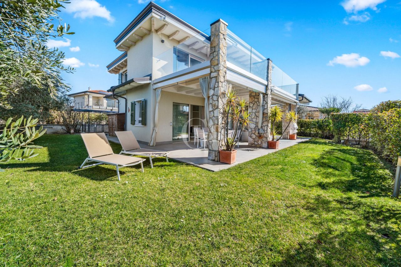 Villa por Lago de Garda, Italia, 330 m² - imagen 1