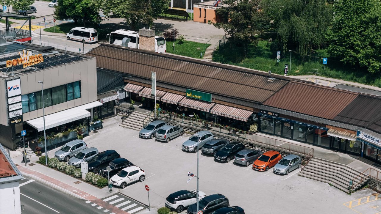 Tienda en Sevnica, Eslovenia, 529.58 m² - imagen 1
