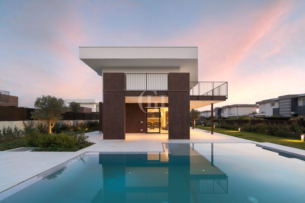 Villa on Lake Garda, Italy, 260 m² - picture 1