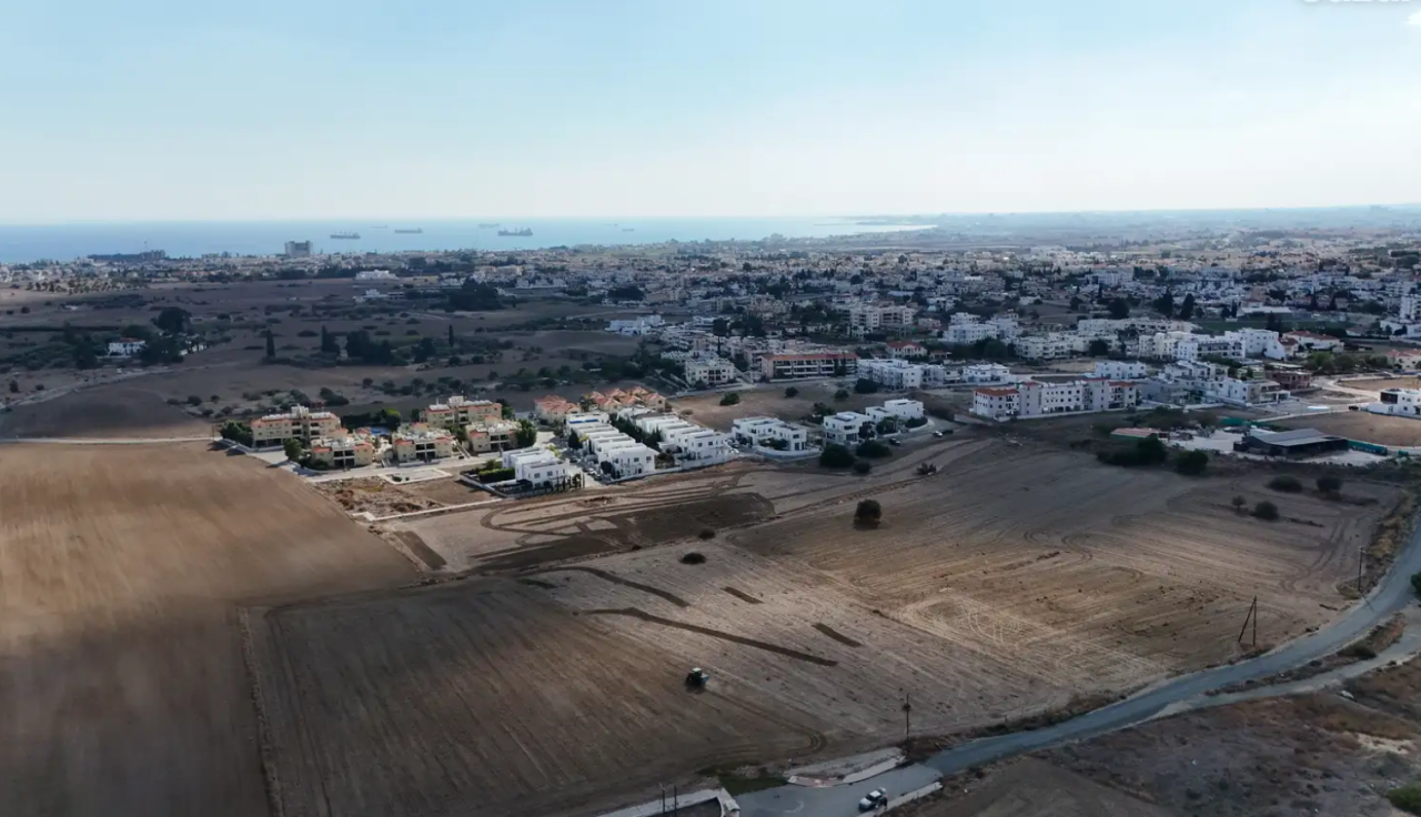 Grundstück in Larnaka, Zypern, 270 m² - Foto 1