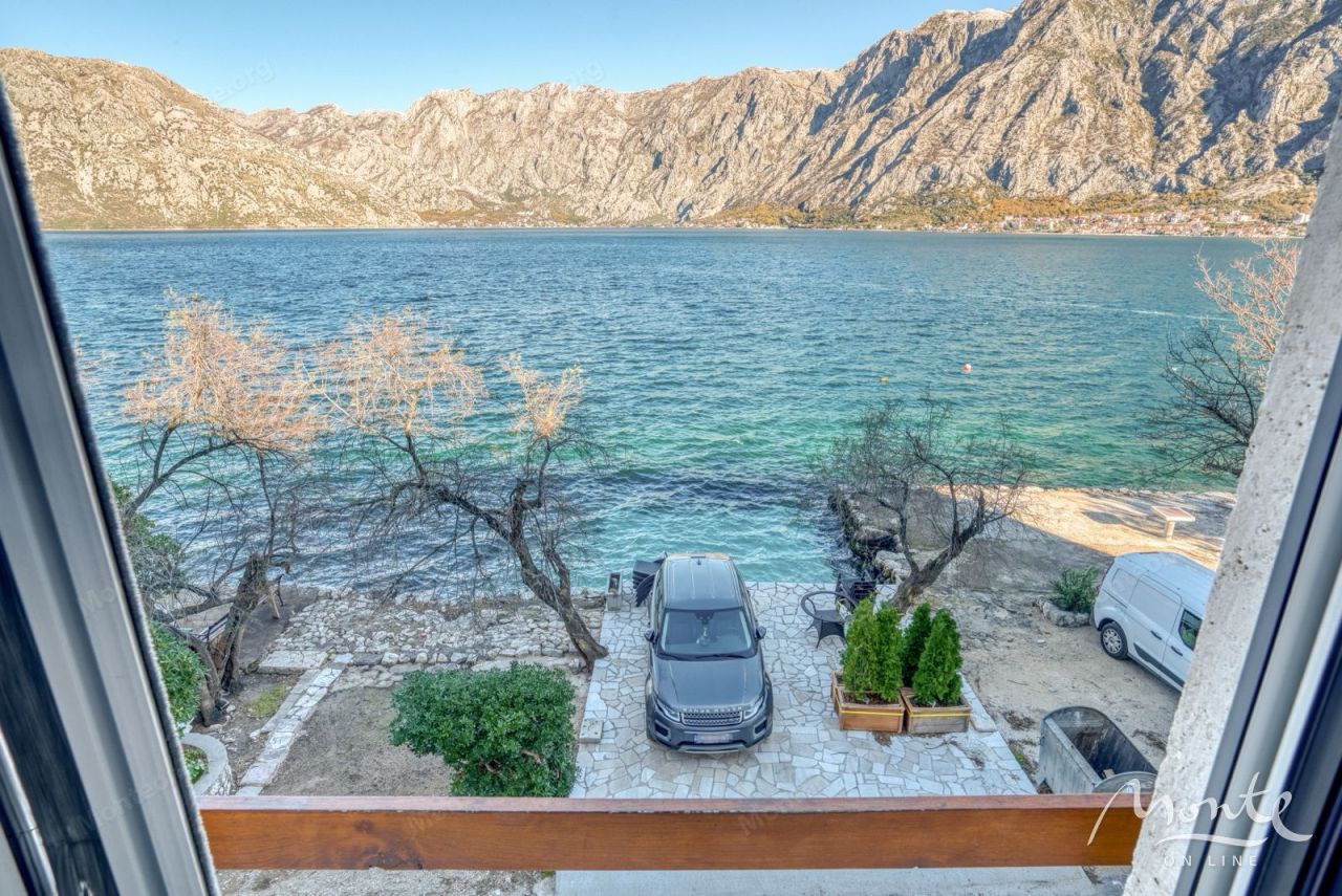 Villa à Kotor, Monténégro, 112 m² - image 1