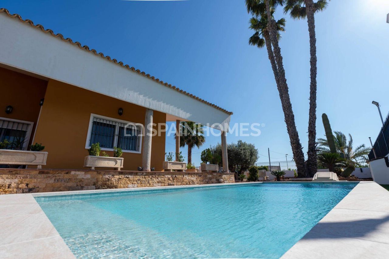 Villa en Orihuela, España, 400 m² - imagen 1