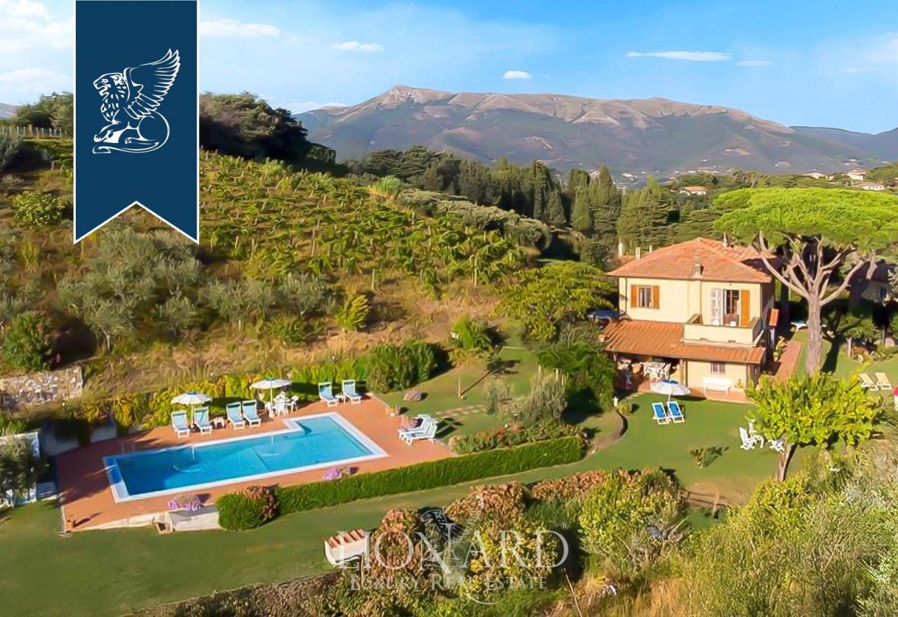 Villa in Massarosa, Italien, 476 m² - Foto 1