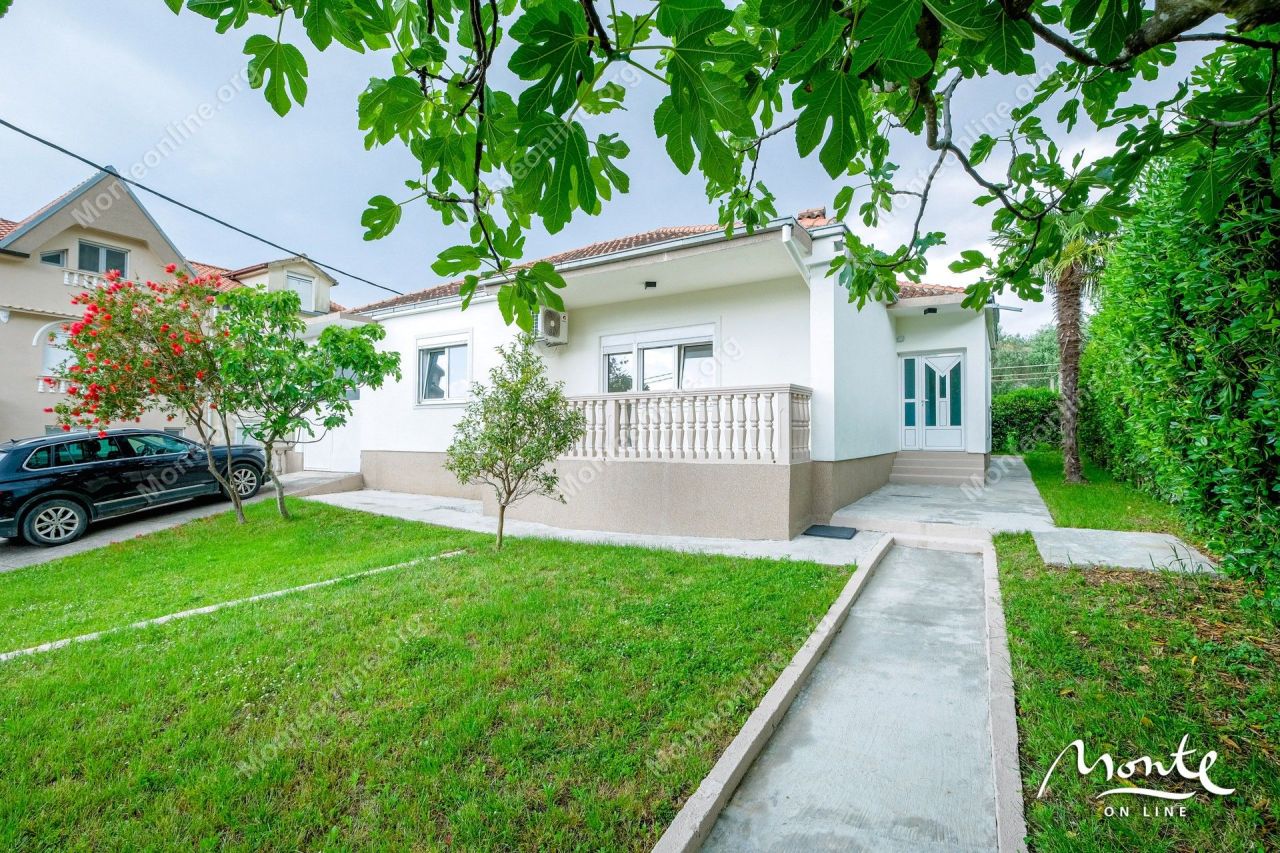 Haus in Tivat, Montenegro, 118 m² - Foto 1