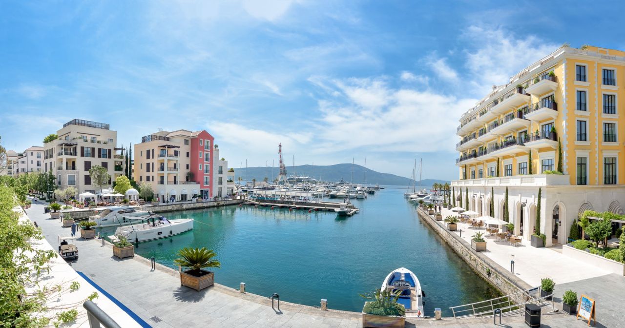 Wohnung in Tivat, Montenegro, 223 m² - Foto 1