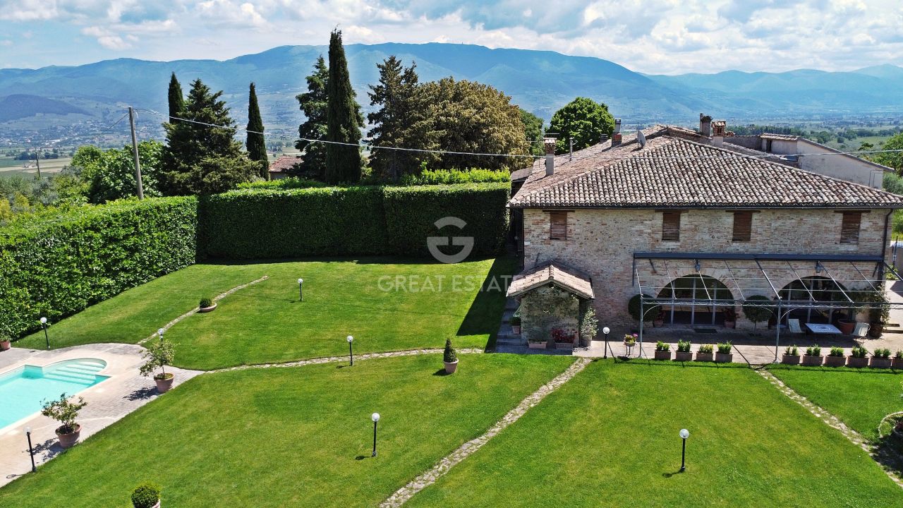 Maison à Montefalco, Italie, 581.75 m² - image 1