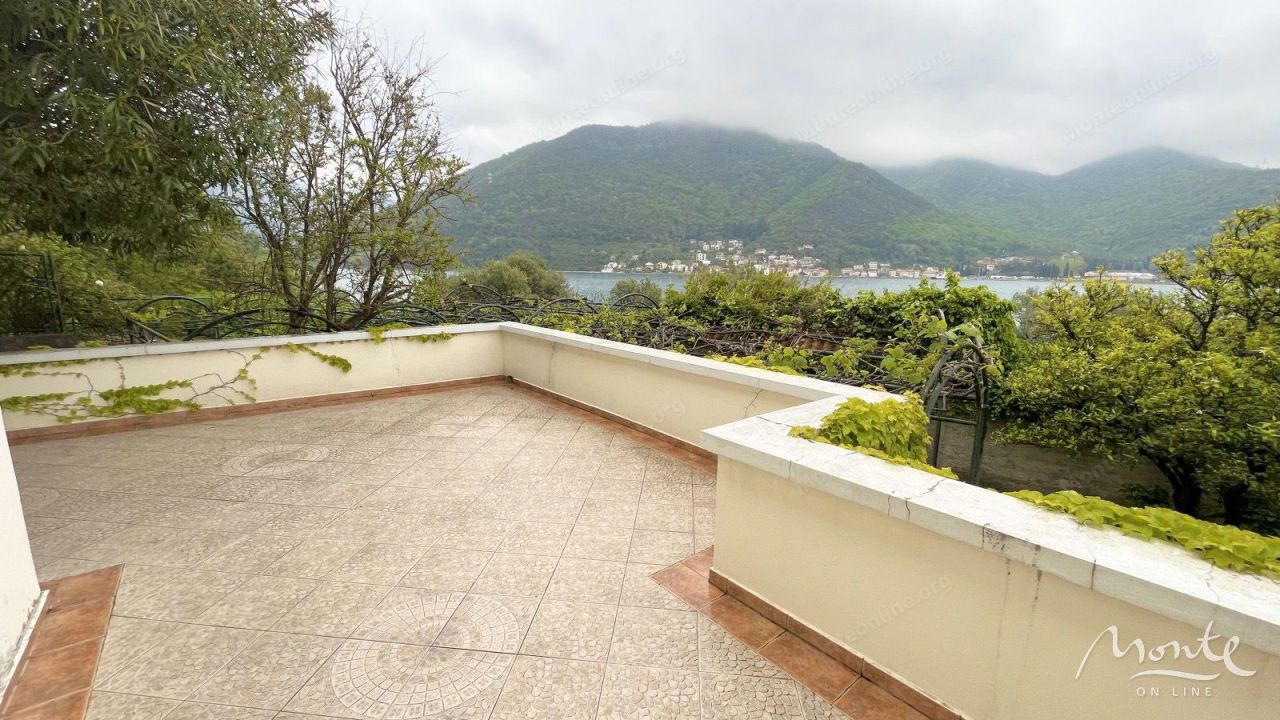 Villa en Herceg-Novi, Montenegro, 205 m² - imagen 1