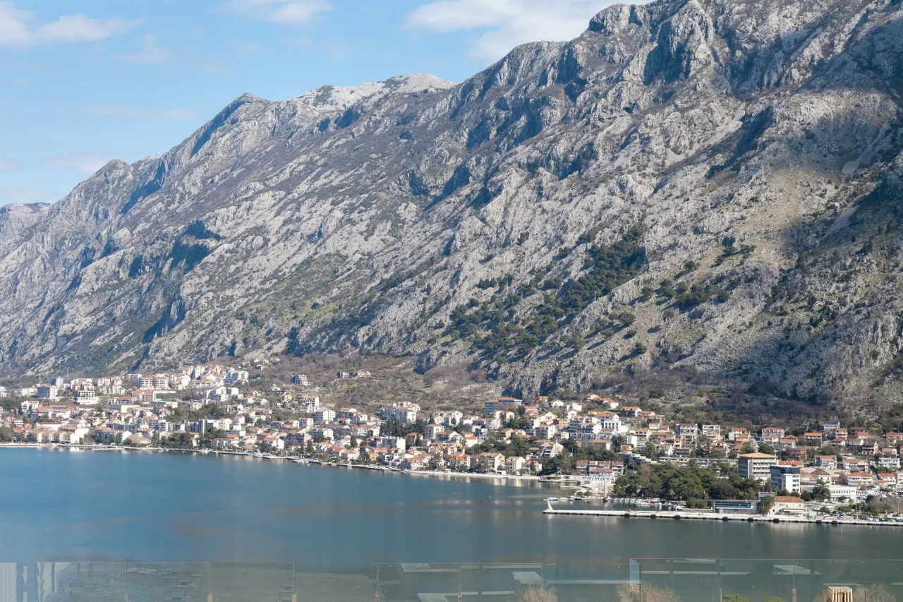 Piso en Dobrota, Montenegro, 136 m² - imagen 1