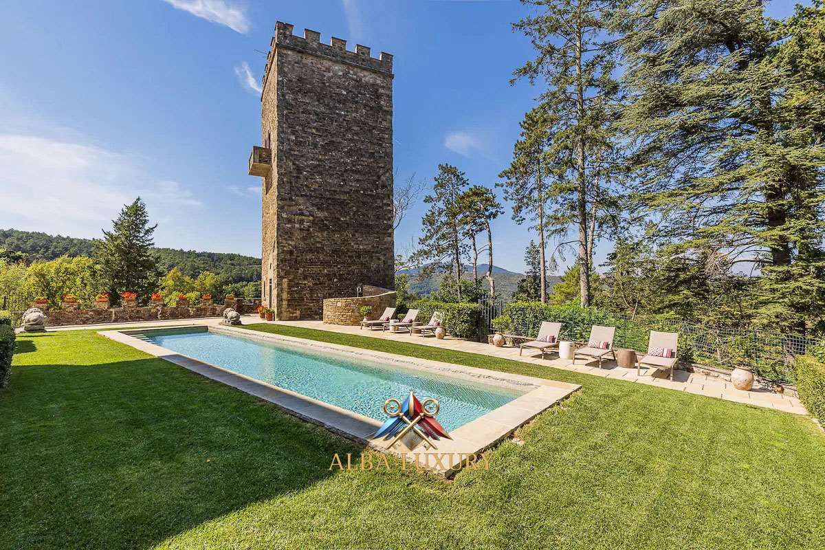 Villa Via Mattio, Italia, 750 m² - imagen 1