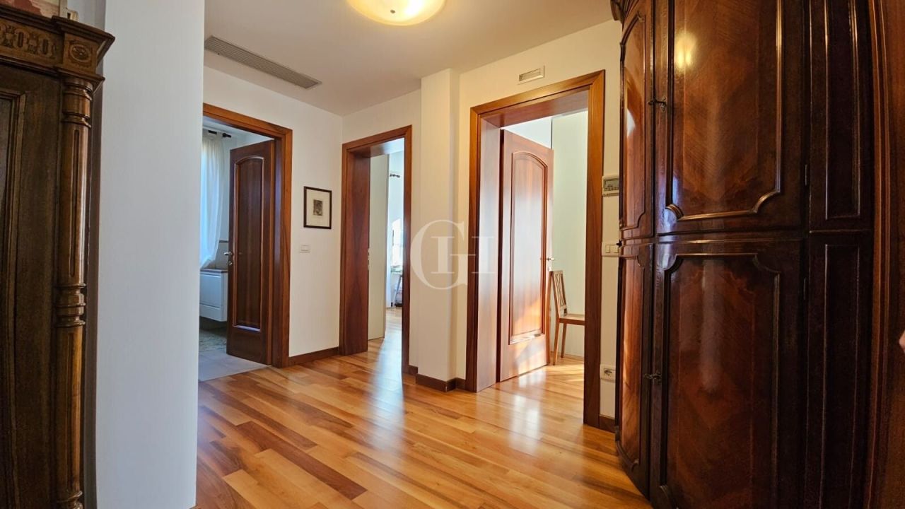 Villa in Venice, Italy, 420 m² - picture 8