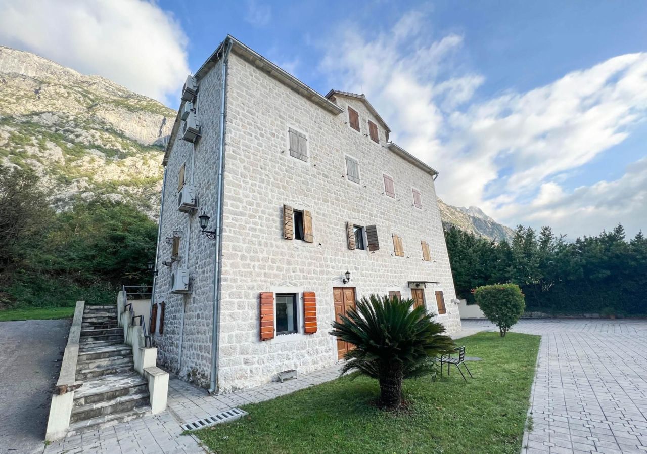 Wohnung in Dobrota, Montenegro, 82 m² - Foto 1