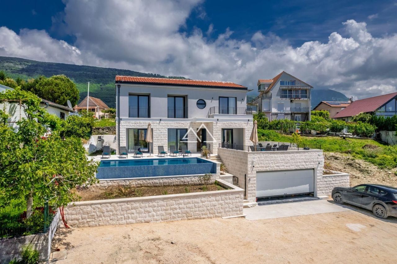Villa à Tivat, Monténégro, 250 m² - image 1