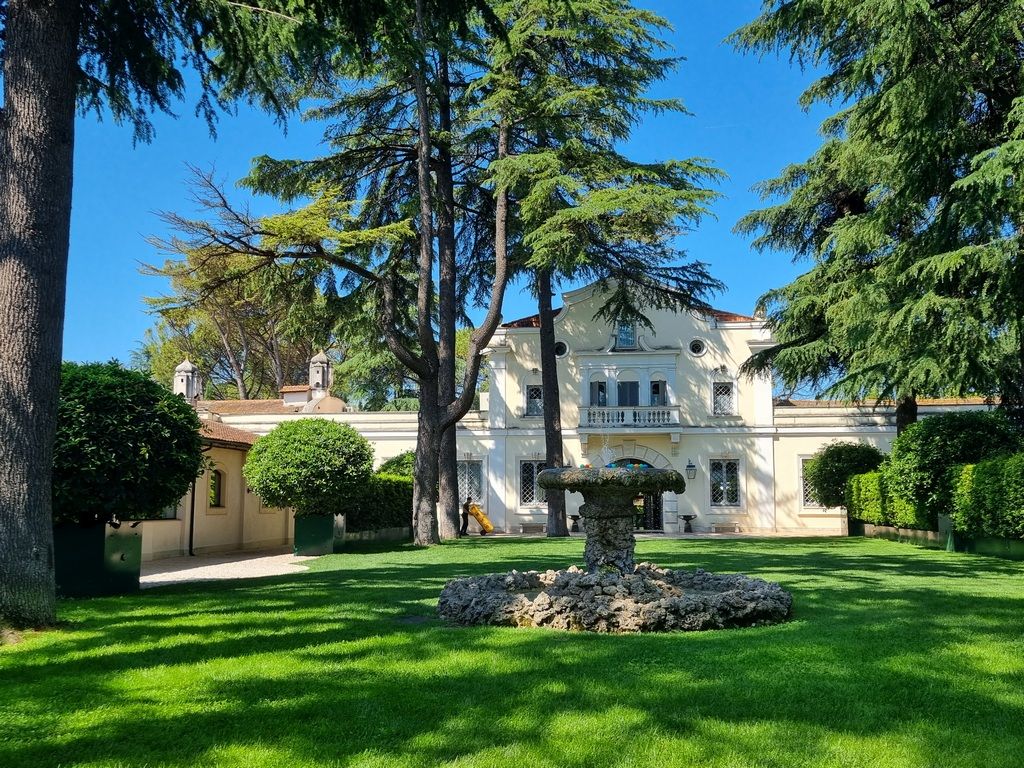 Commercial property in Rome, Italy, 3 000 m² - picture 1