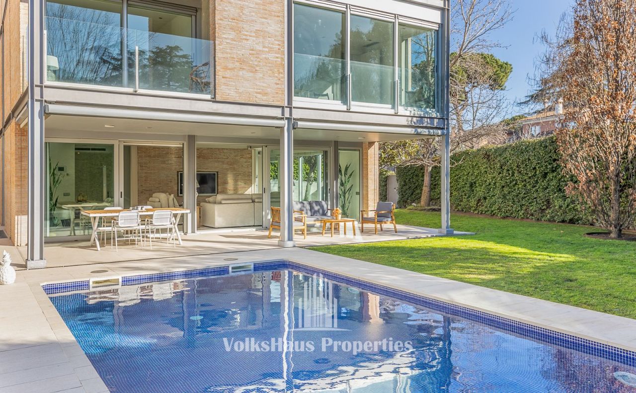 Villa in Sant Cugat del Valles, Spanien, 688 m² - Foto 1