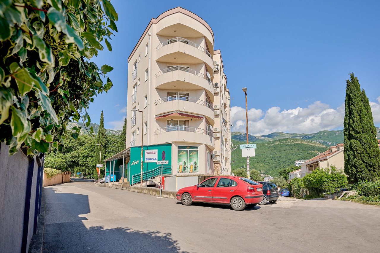 Piso en Becici, Montenegro, 113 m² - imagen 1