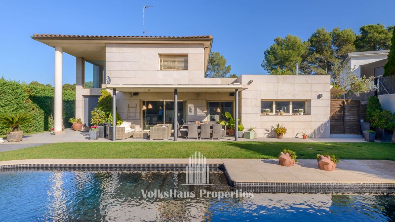 Villa in Sant Cugat del Valles, Spain, 660 m² - picture 1