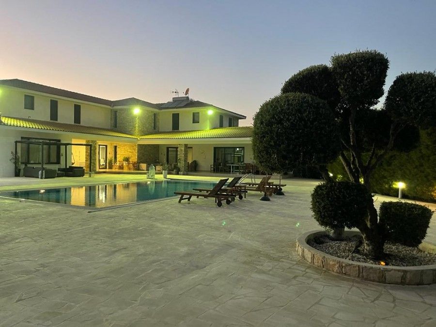 Villa en Lárnaca, Chipre, 640 m² - imagen 1