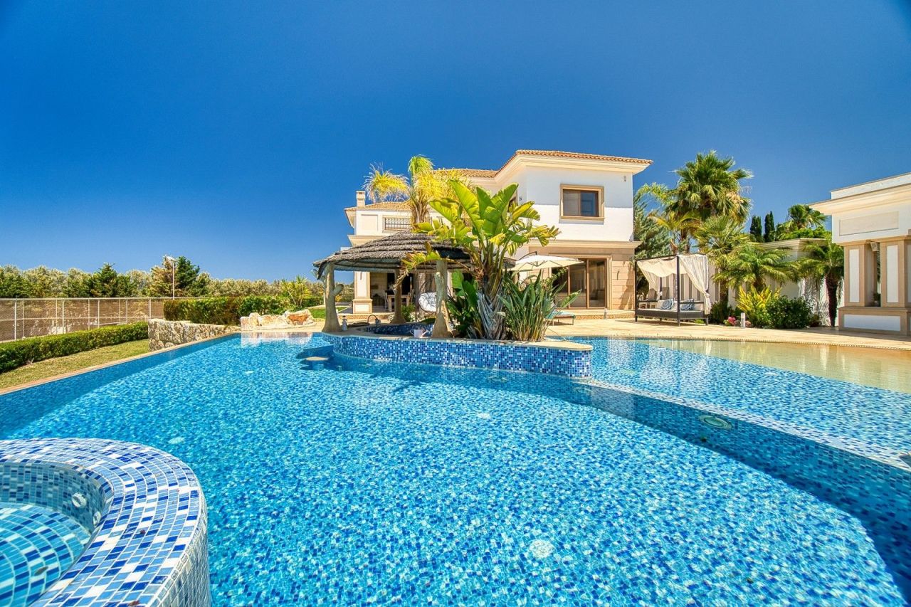 Villa en Pafos, Chipre, 817 m² - imagen 1