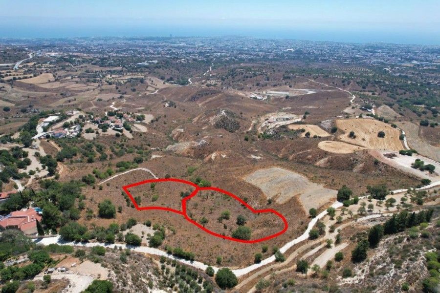 Grundstück in Paphos, Zypern, 6 820 m² - Foto 1