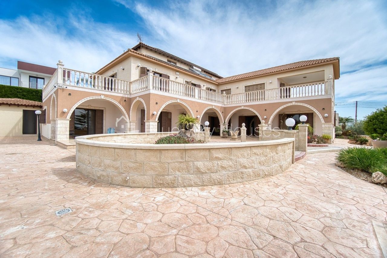 Villa in Limassol, Cyprus, 490 m² - picture 1