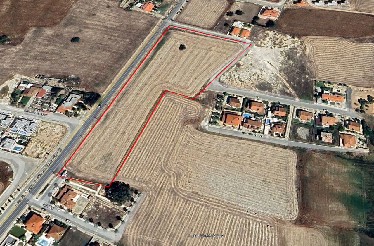 Terrain à Larnaca, Chypre, 17 707 m² - image 1