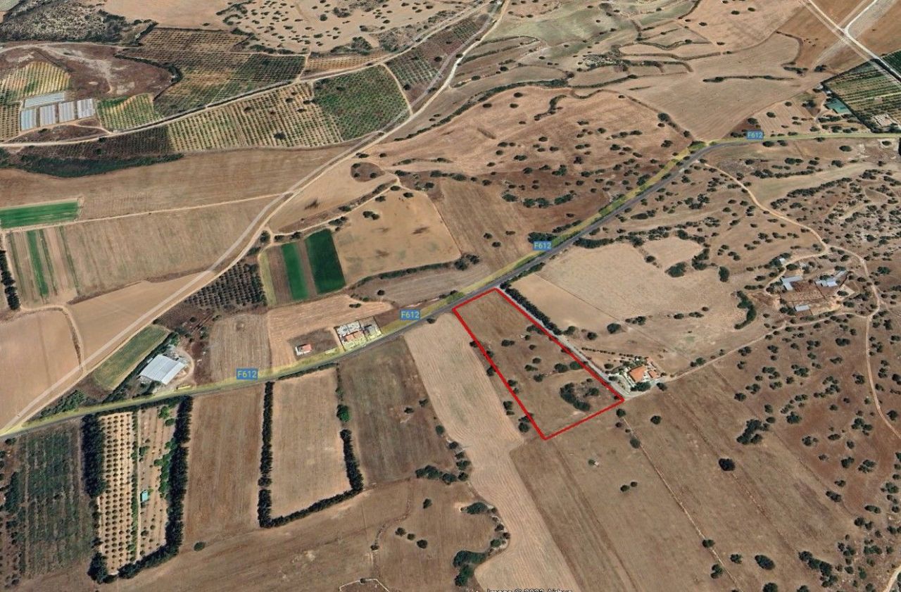Grundstück in Paphos, Zypern, 13 880 m² - Foto 1