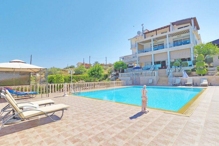 Villa in Paphos, Cyprus, 350 m² - picture 1