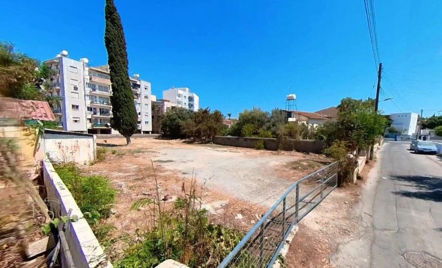 Grundstück in Larnaka, Zypern, 1 410 m² - Foto 1
