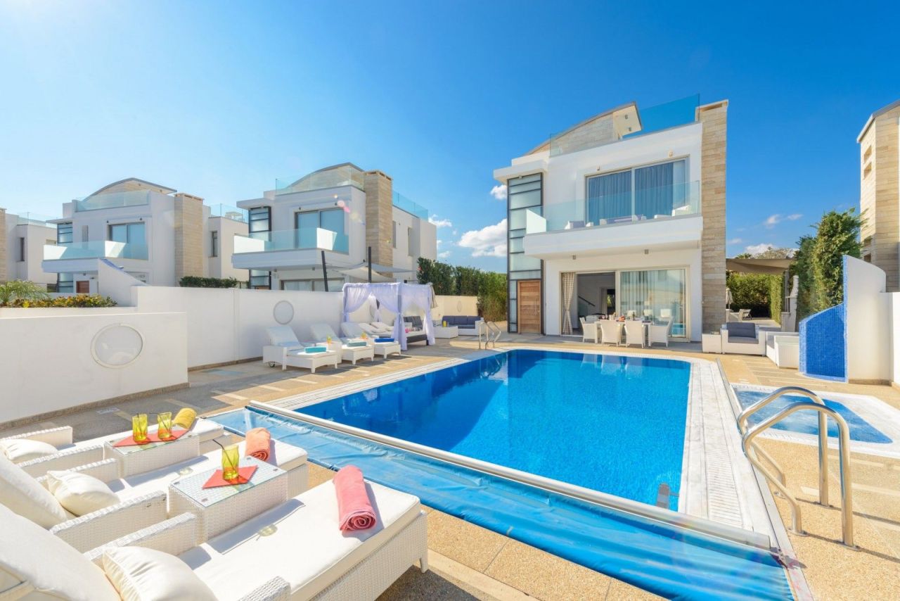 Villa in Protaras, Cyprus, 370 m² - picture 1