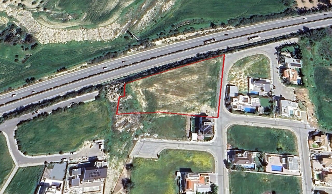 Terrain à Larnaca, Chypre, 6 125 m² - image 1