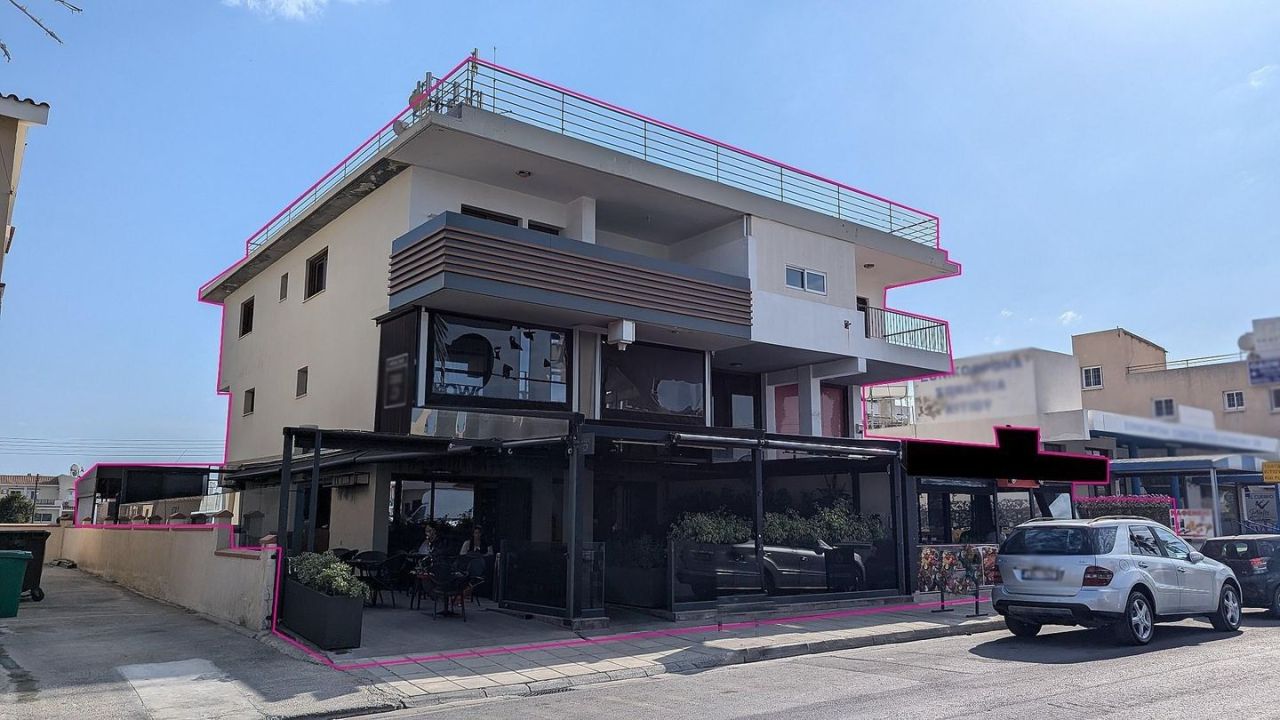 Commercial property in Larnaca, Cyprus - picture 1