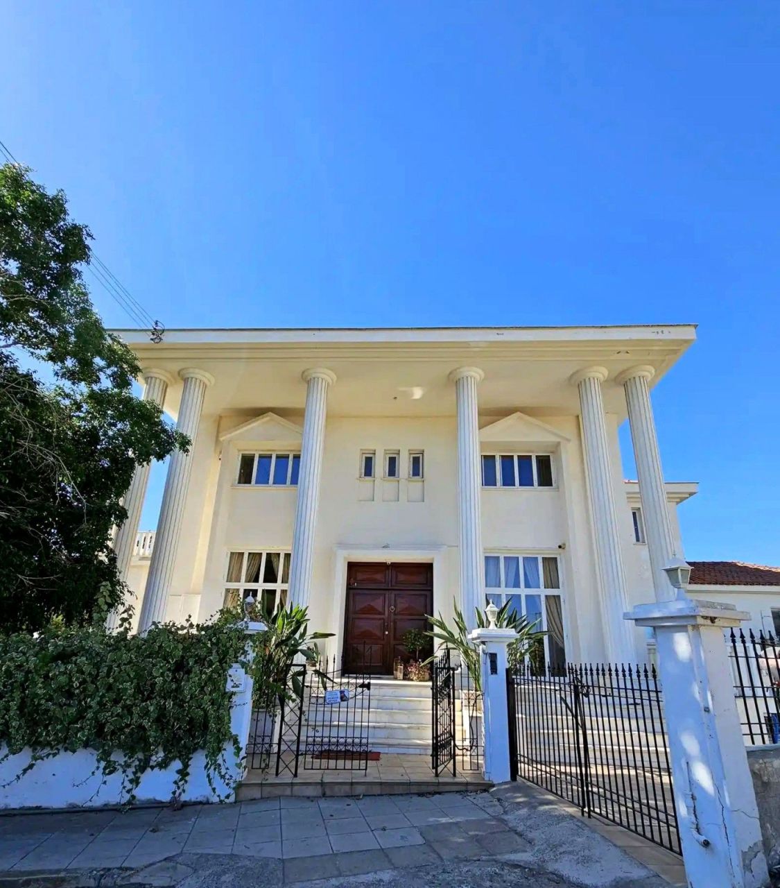 Villa en Lárnaca, Chipre, 1 050 m² - imagen 1