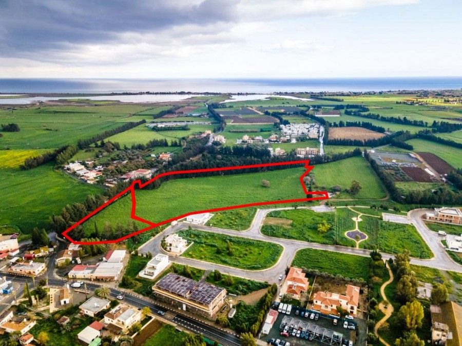 Grundstück in Larnaka, Zypern, 36 999 m² - Foto 1