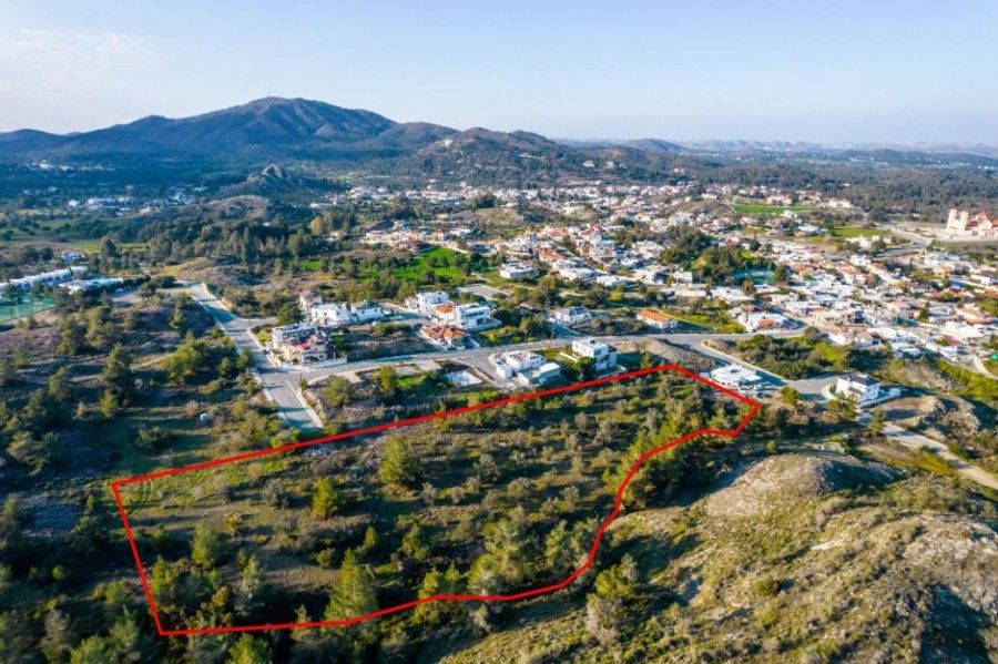 Grundstück in Larnaka, Zypern, 12 375 m² - Foto 1