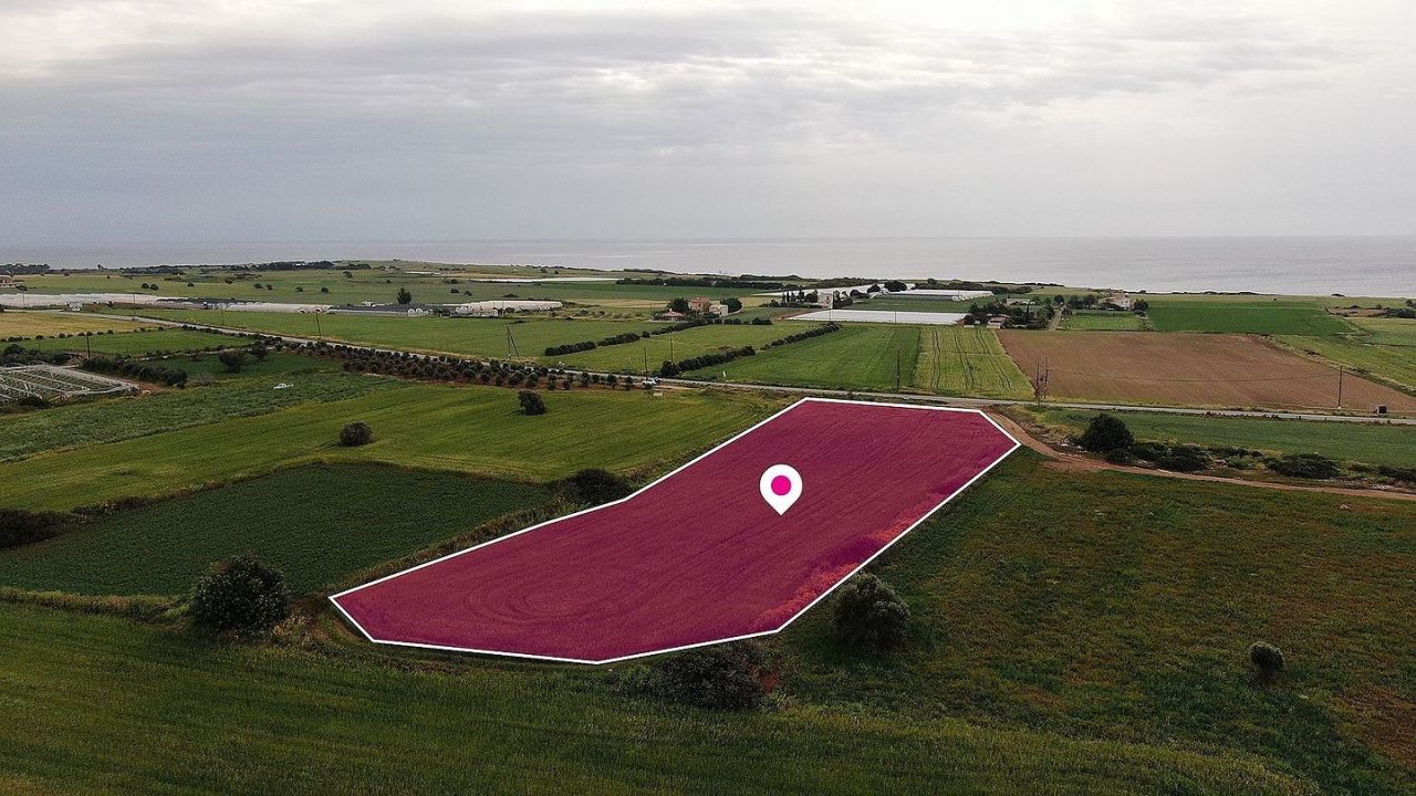 Grundstück in Larnaka, Zypern, 6 792 m² - Foto 1