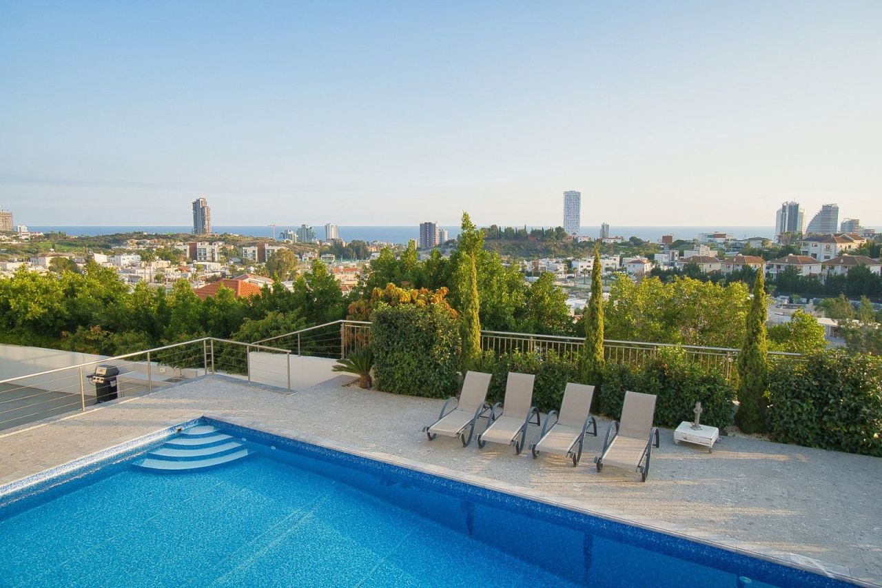 Villa in Limassol, Cyprus, 560 m² - picture 1