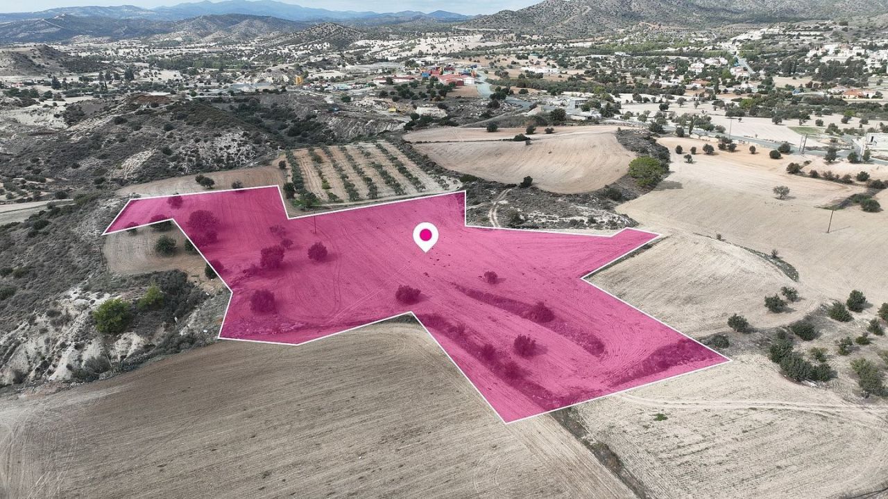 Grundstück in Larnaka, Zypern, 14 716 m² - Foto 1
