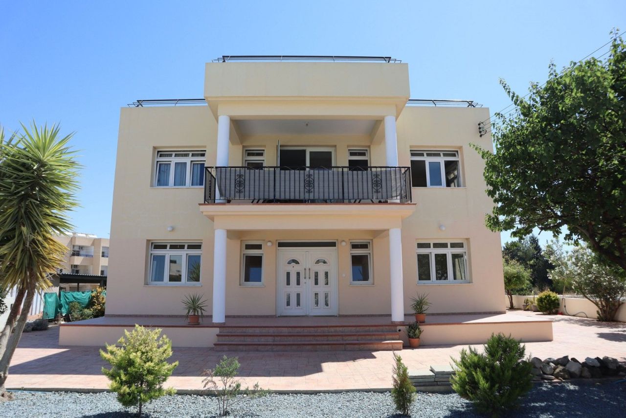 Villa in Larnaca, Cyprus - picture 1