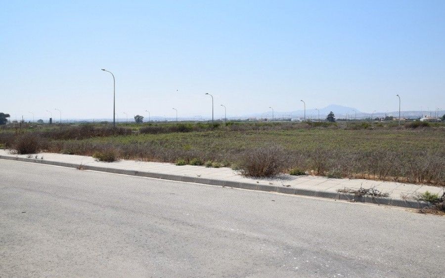 Grundstück in Larnaka, Zypern, 4 009 m² - Foto 1