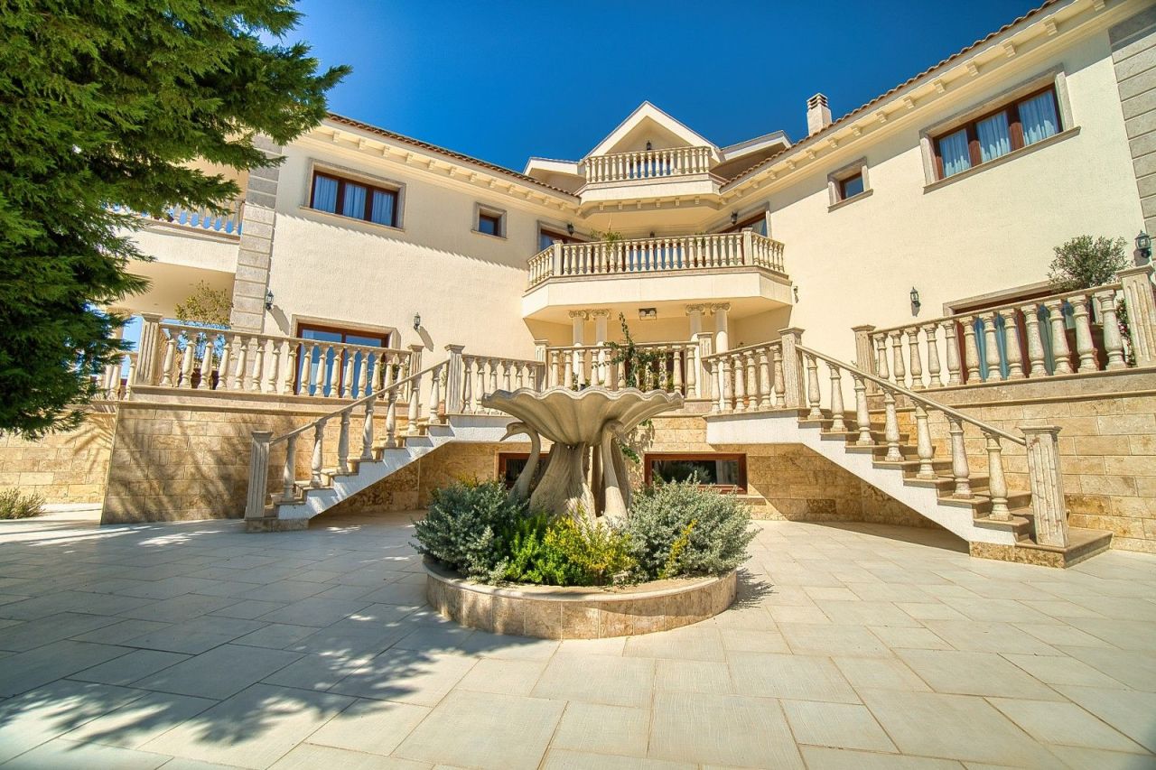 Villa in Limassol, Cyprus, 620 m² - picture 1