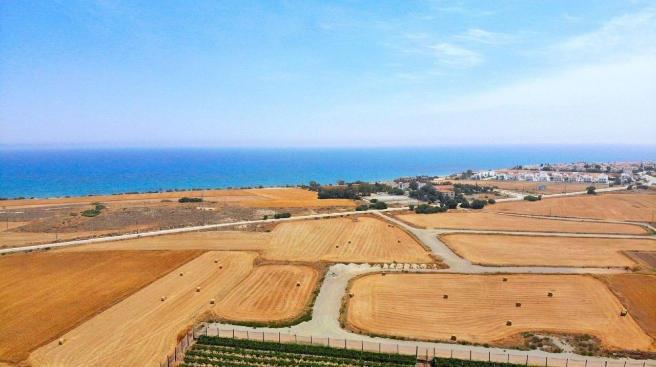 Grundstück in Larnaka, Zypern, 10 458 m² - Foto 1