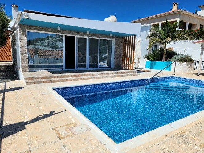 Bungalow in Paphos, Cyprus, 270 m² - picture 1