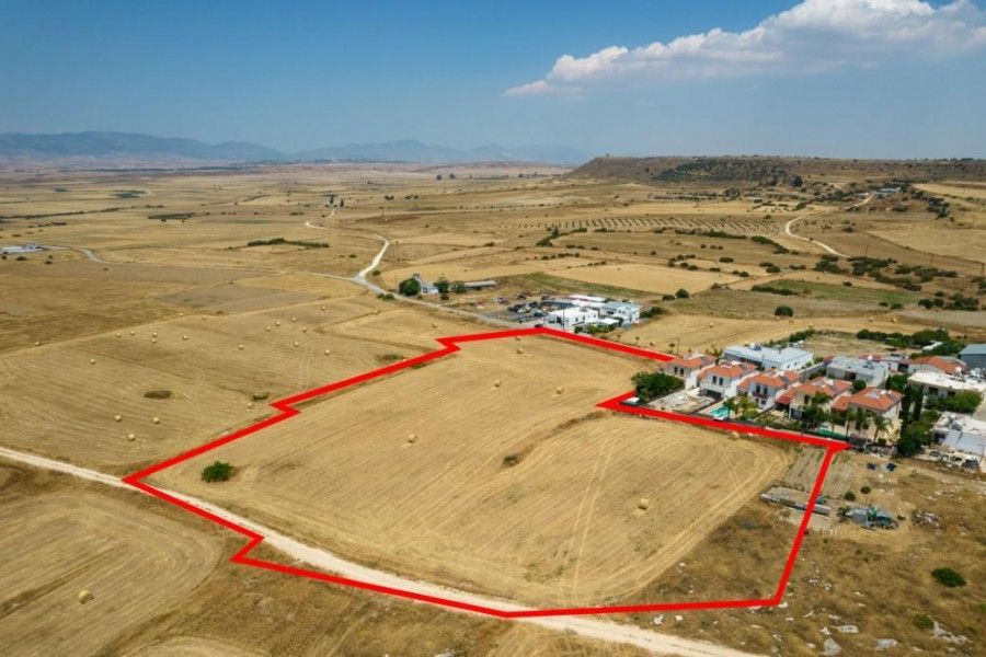Land in Nicosia, Cyprus, 13 713 m² - picture 1