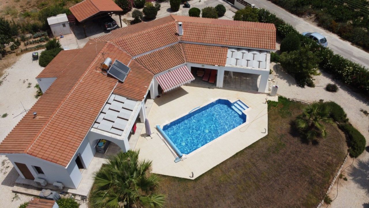 Bungalow in Paphos, Cyprus, 246 m² - picture 1