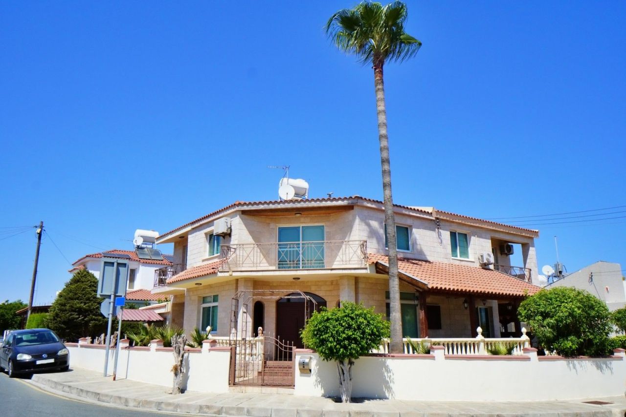 Villa in Larnaca, Cyprus, 310 m² - picture 1