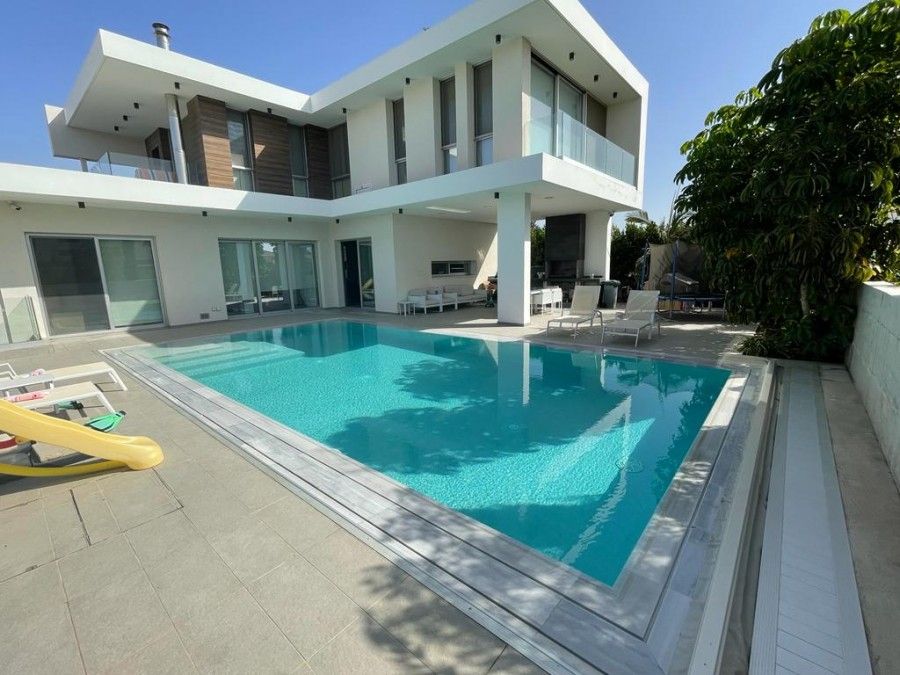 Villa en Lárnaca, Chipre, 227 m² - imagen 1