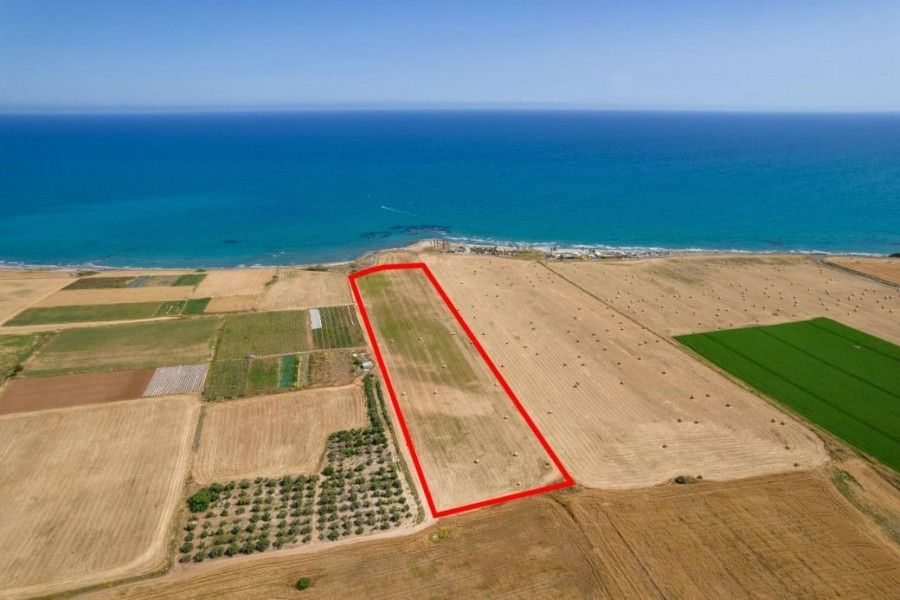 Grundstück in Larnaka, Zypern, 27 960 m² - Foto 1